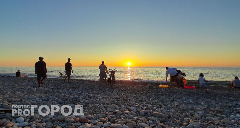 Купаться невозможно, сидим у берега: черноморский пляж преподнес неприятный сюрприз отдыхающим