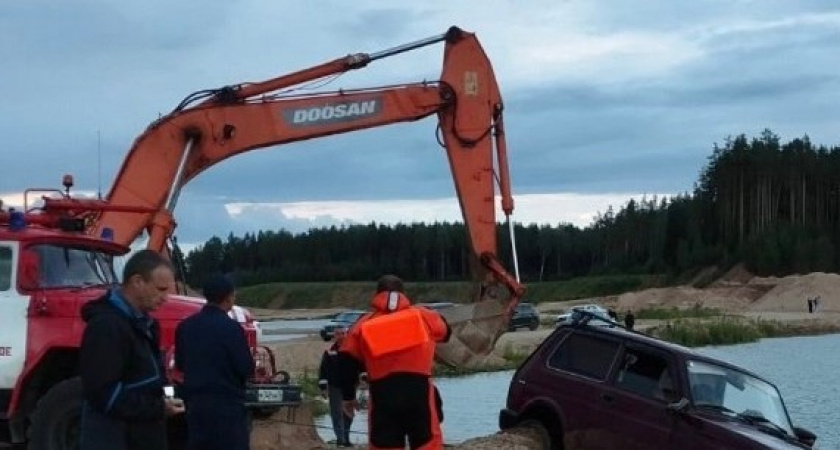 Под Ярославлем  пьяный  водидель погубил  жену и сына,  а сам  спася