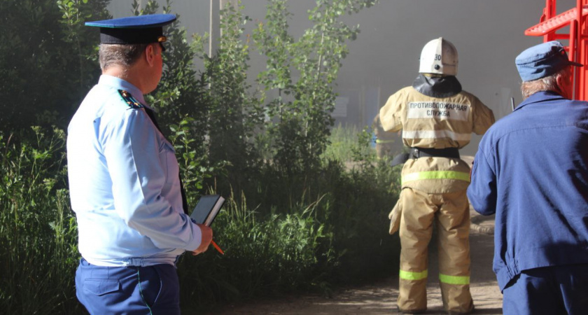 В Любиме горит склад готовой обуви