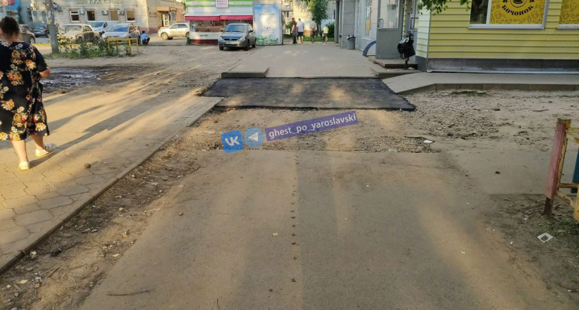 В Ярославле на улице Доронина сделали тротуар … ровно наполовину 