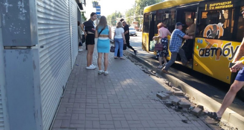 «Зеркало отлетело и попало в лицо": в Ярославле автобус поранил  ребенка 