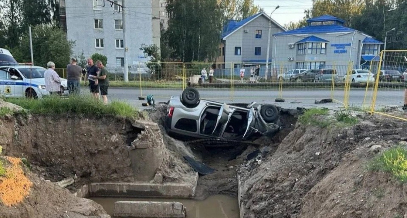 На Труфанова машина с ребенком улетела в разрытую коммунальщиками яму и перевернулась