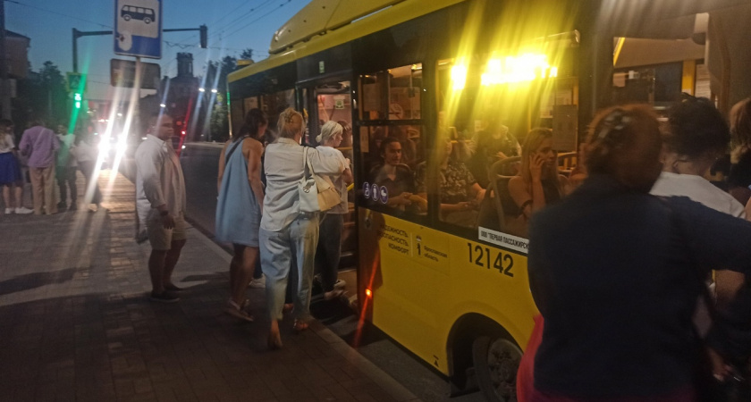"Высаживают пассажиров прямо на дорогу": ярославцы об ужасах в автобусах 