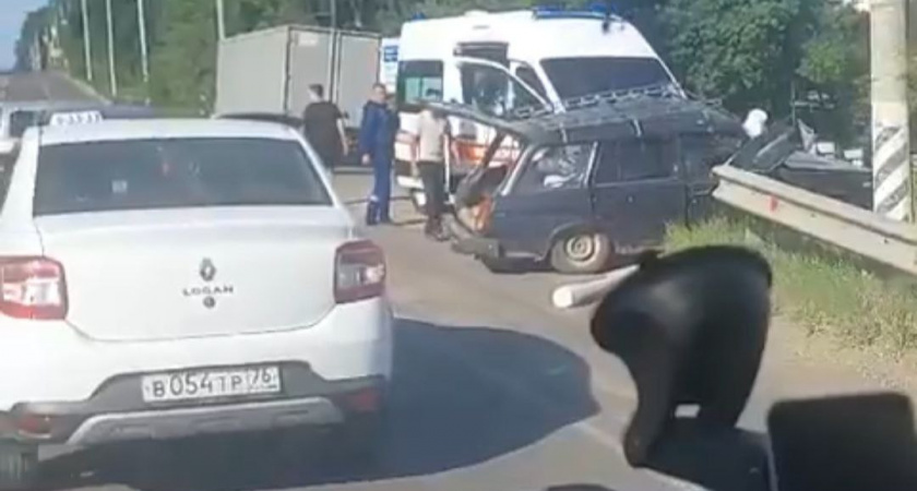В Ярославской области столкнулись машина скорой помощи и Жигули 