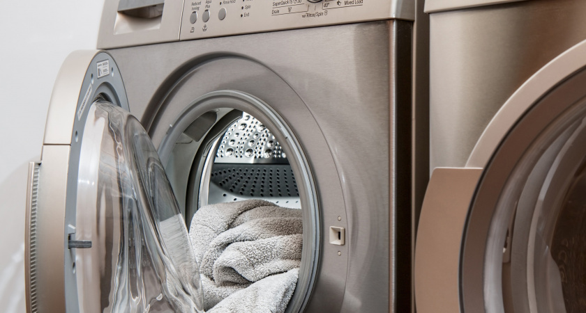 Положите это в носок и закиньте в стиралку: полотенца станут мягкими и чистыми