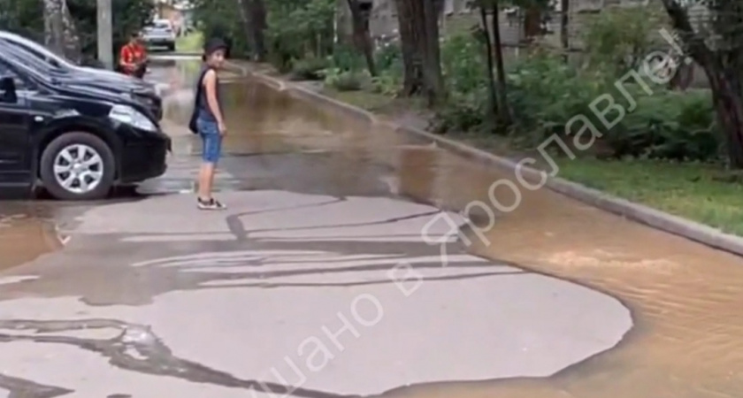"Точка невозврата": в Ярославле затопило одну из улиц на Пятерке