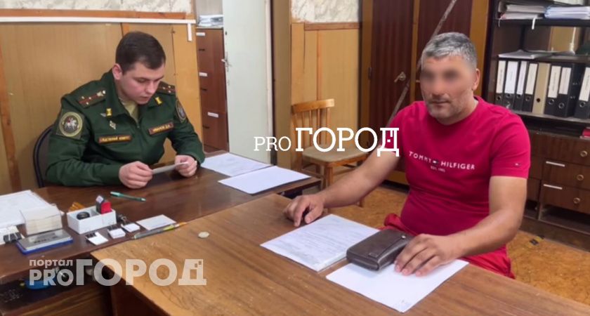  Жителям Заволжского района Ярославля военные вручали повестки