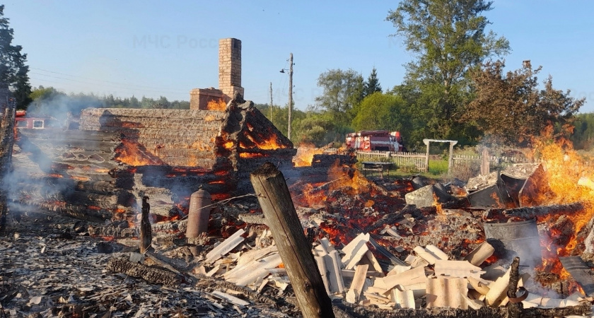 В Ярославской области дотла сгорели два жилых дома