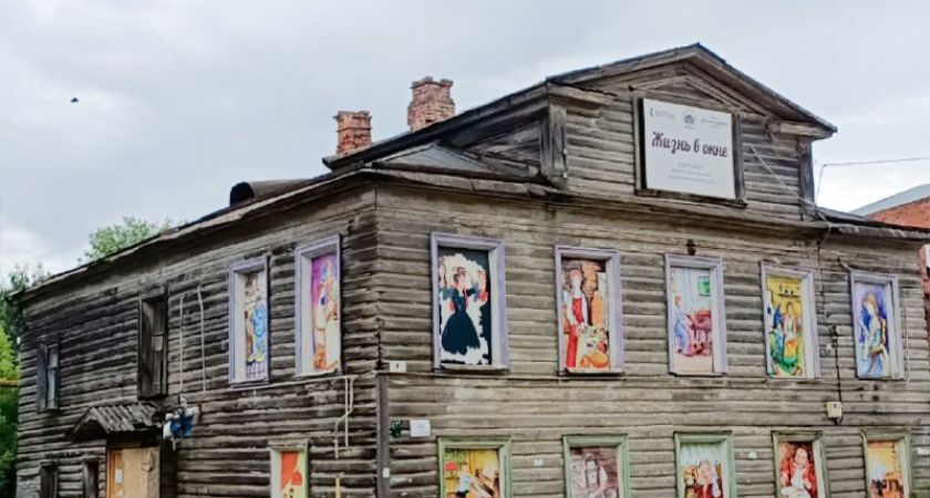 В ярославской глубинке привлекают внимание к ветхим домам картинами в окнах