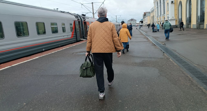 В Ярославской области мужчина попал под поезд из-за наушников 