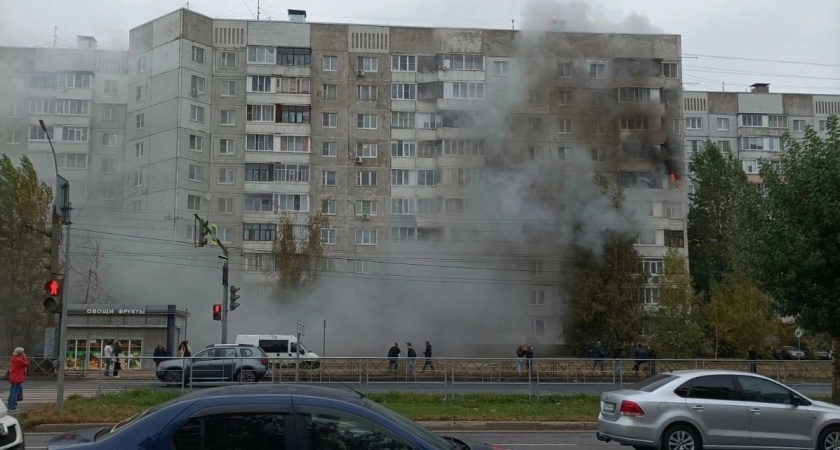  Жильцов горящего дома в Брагино спасатели МЧС выводили в спецмасках