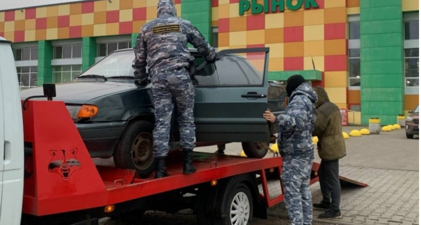 Эвакуировали авто покупателей: в Ярославле силовики устроили облавы прямо на Дзержинском рынке