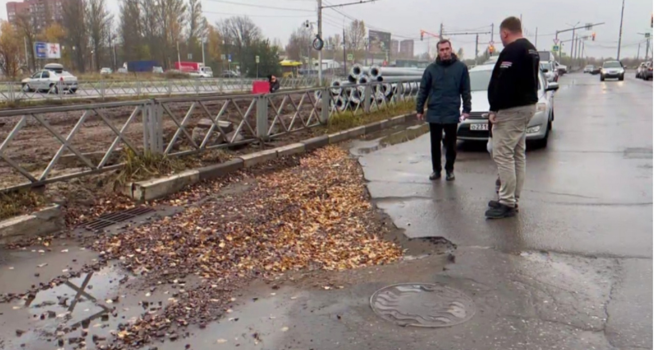 В Брагино из-за люков  жители  ломают машины