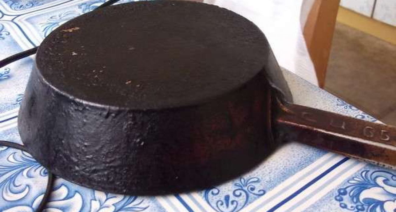 Эффективное копеечное средство мгновенно удалит застарелый нагар со сковороды