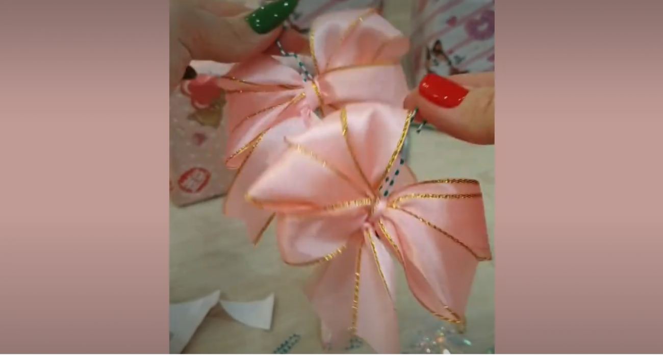 Шары и мишура пошли в мусорку: вот легкий способ сделать украшение для новогодней ели из ленточки за минуту