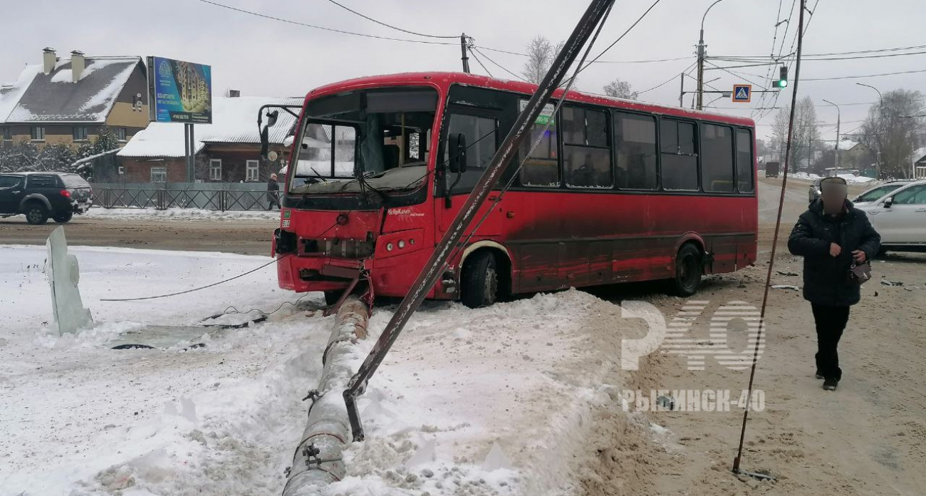 Кондуктор автобуса в Рыбинске вылетел через лобовое стекло