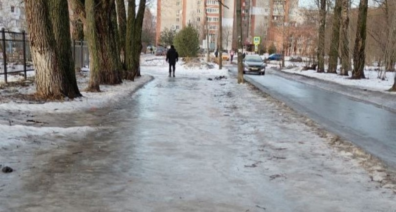 Дорожка у школы в Заволжском районе превратилась в каток: "В городе коллапс" 