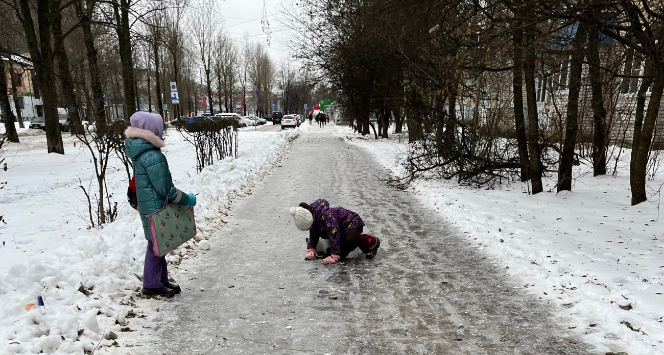 Пингвиний вальс: в Ярославле борьба с гололедом стала народным искусством