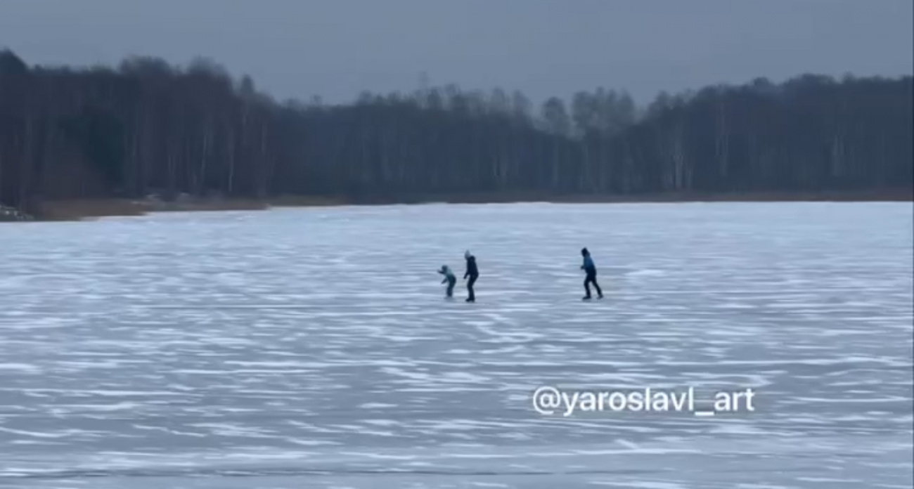 Ярославцы проверяют лед на прочность на Пруссовских карьерах  