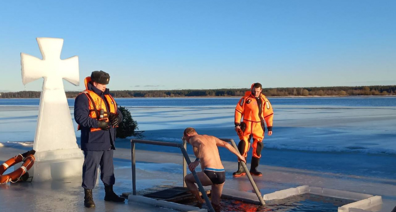 В Ярославской области более пяти тысяч человек окунулись в воду на Крещение