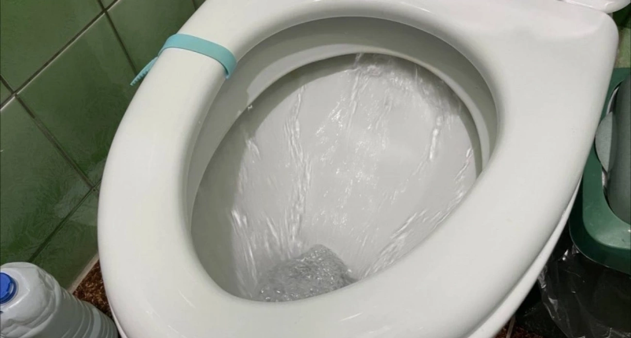 Блестящий колпачок в слив — и унитаз как подменили: ни ржавчины, ни налета — сияет чистотой, белее снега