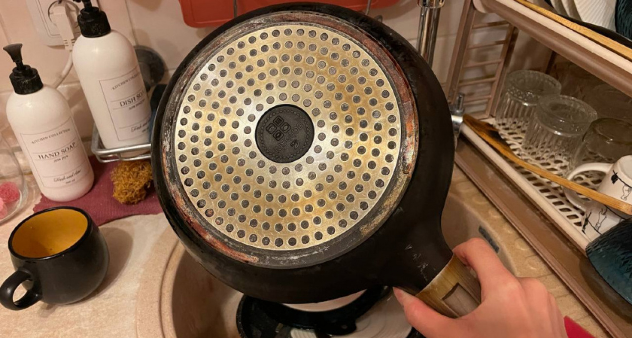 Блестящая сковорода: нагар отлетает в миг после полиэтиленового пакета