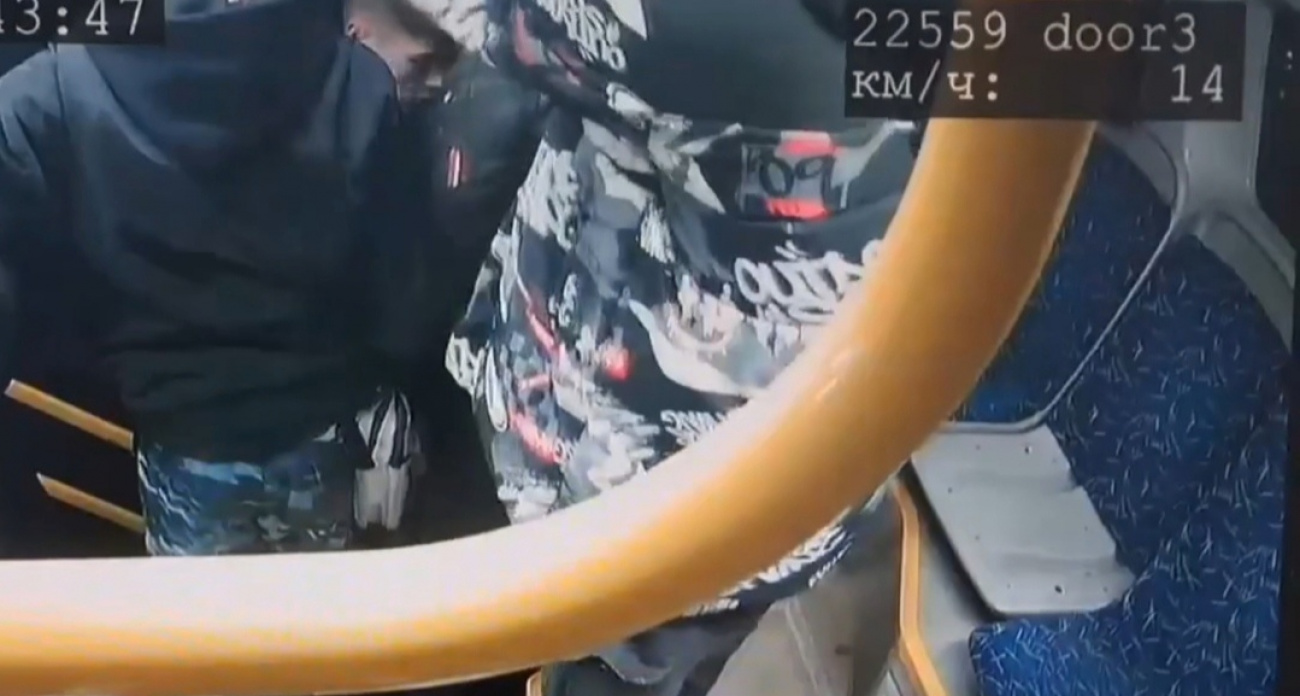 В Ярославле молодые люди украли сиденье из 21 автобуса 