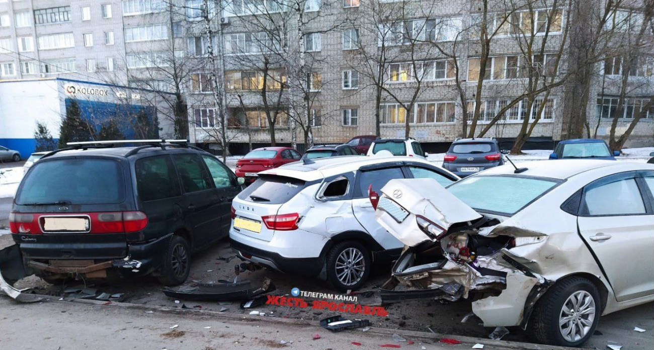У магазина в Ярославле массово протаранили авто