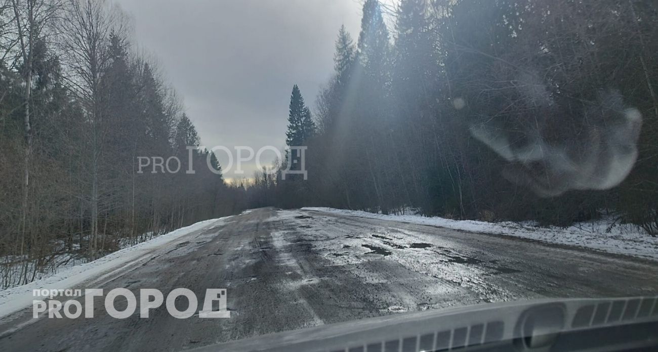 Разбитая лесовозами дорога под Пошехоньем превратила жизнь людей в ад