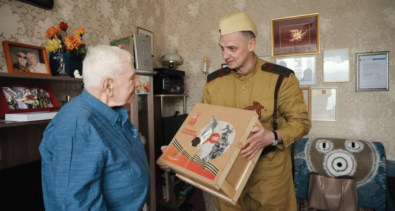 Ярославские ветераны получили подарки ко Дню Победы от экс-губернатора области Дмитрия Миронова