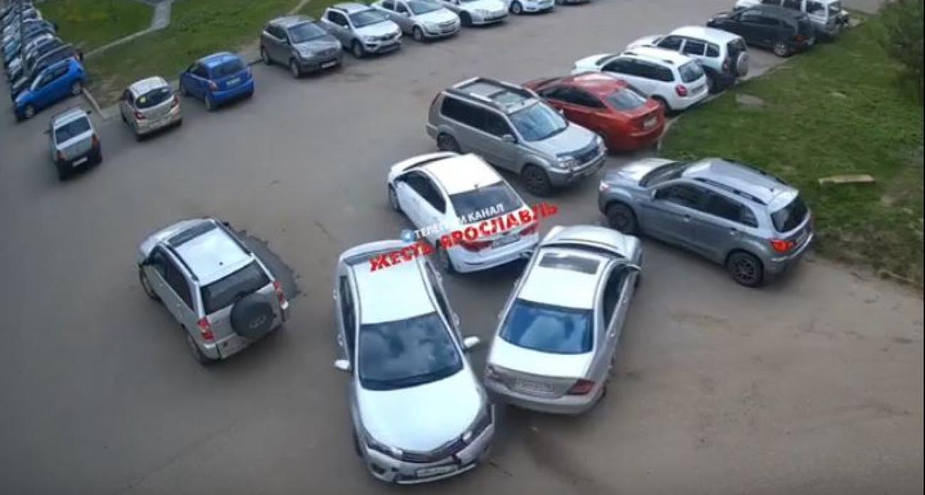 Блондинка в Брагино перепутала педали и разбила машины на стоянке