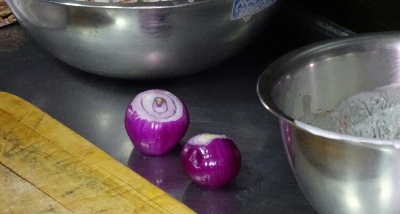 Лук больше не горчит ни в одном блюде: простой трюк от шеф-повара 