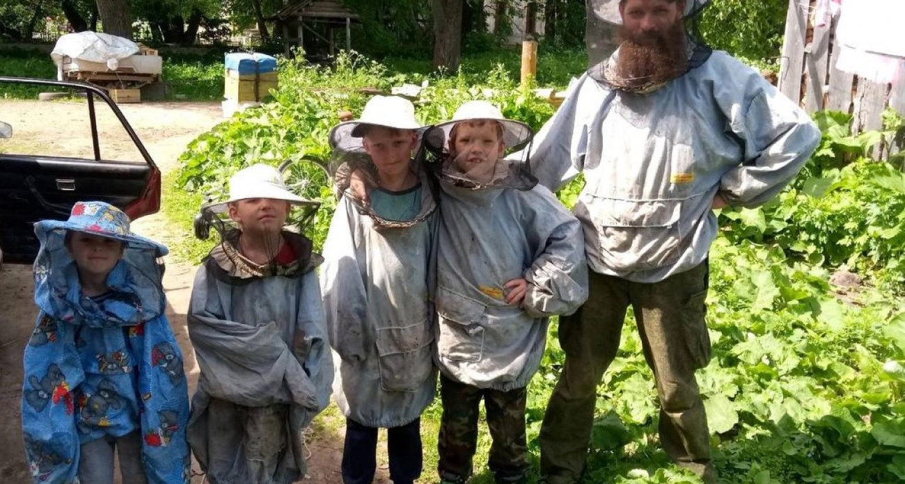 Школьник из Ярославля Кузьма создал улей-робот для пчел