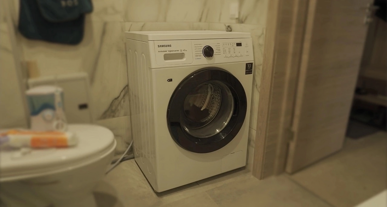 Зажимаю эти кнопки, и стиральная машина сама очищается от грязи и порошка 