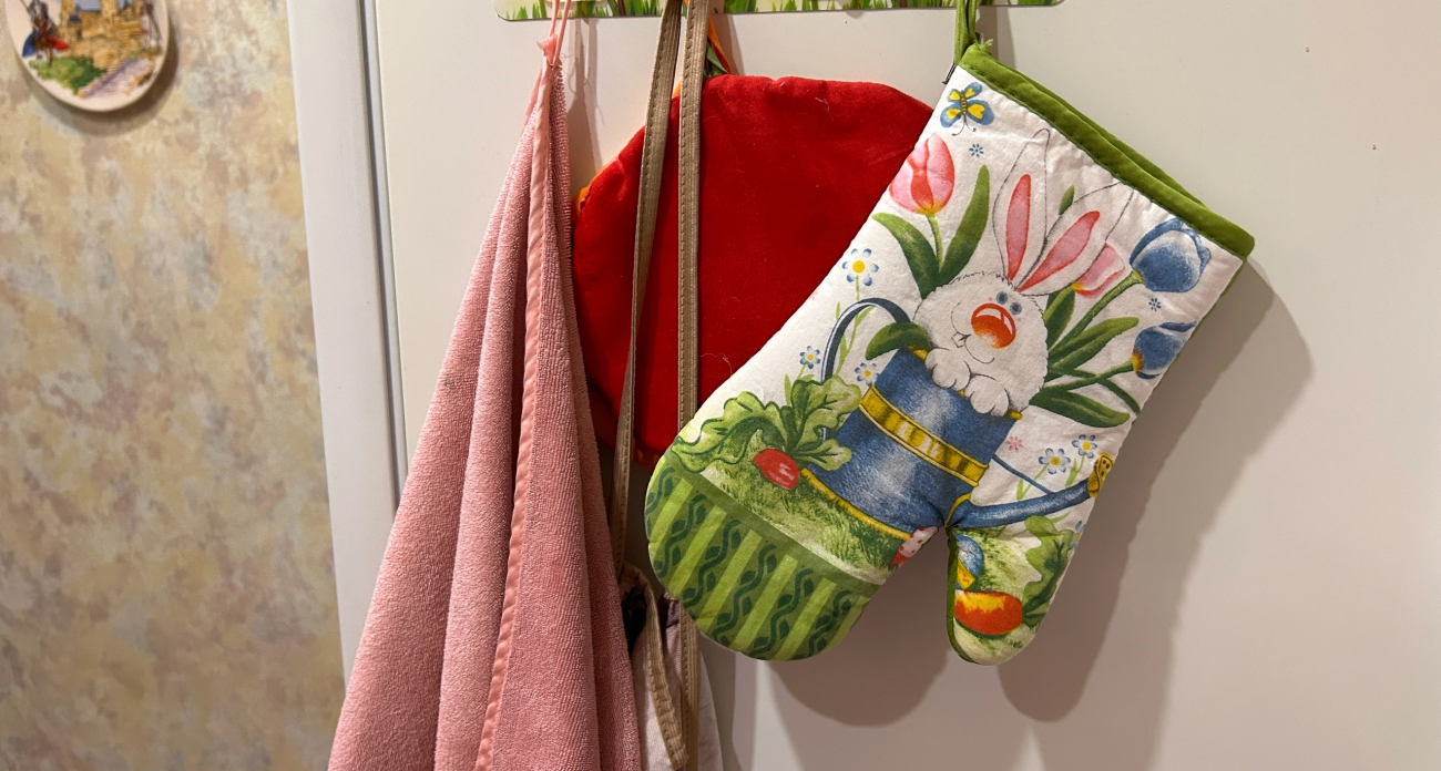 Замачиваю вонючие кухонные полотенца в этом растворе: достаю как новые