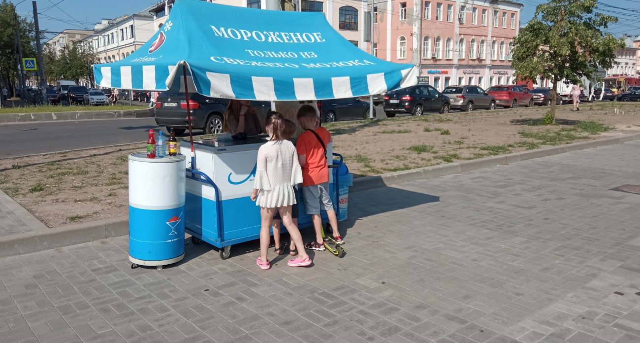 Кусаете или лижете: психолог рассказал, как определить характер человека по способу поедания мороженого