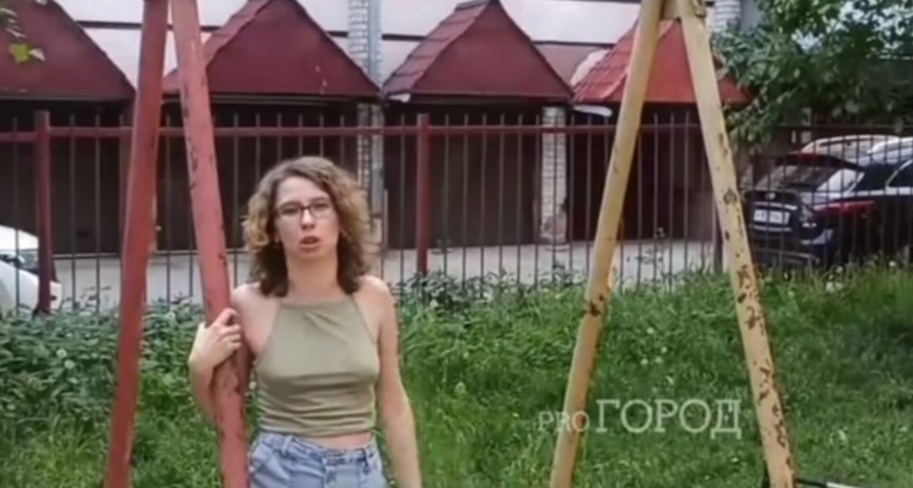  В Ярославле разбирают детскую площадки из-за того, что она мешает бабушкам