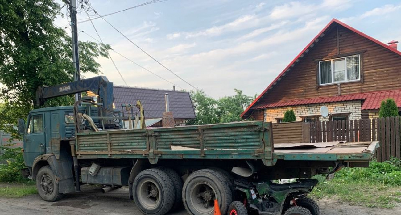 В Ярославле семилетний мальчик врезался в грузовик на квадроцикле