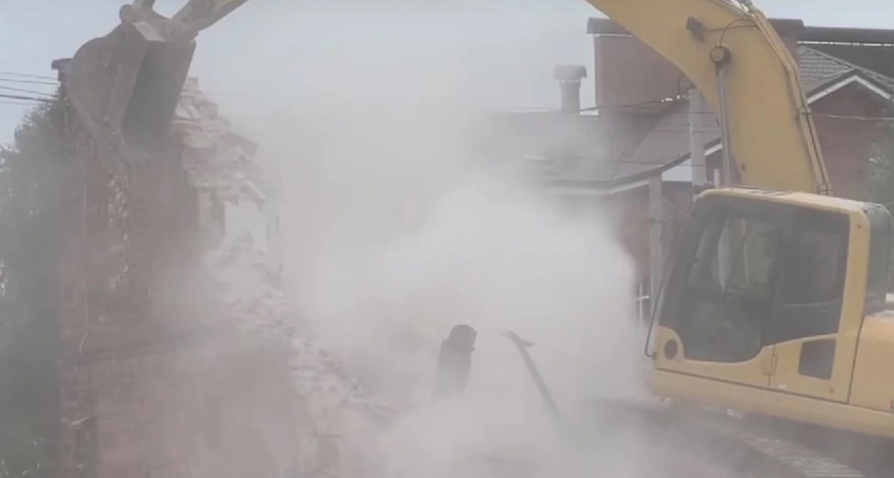  За ночь тихо снесли самый узкий дом в Рыбинске: "Это неуважение к истории"