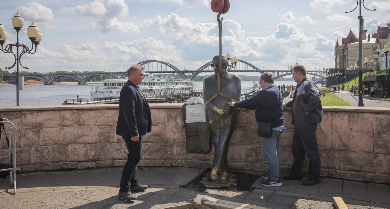 В Рыбинске вернули на место легендарный памятник Ошанину