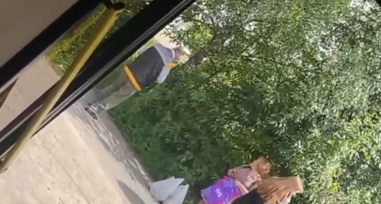 В ярославском автобусе произошел скандал из-за велосипеда: "Почему ребенок должен этим дышать?"