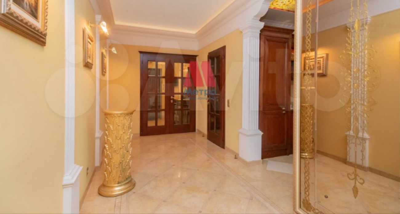 Двухэтажную квартиру с золотыми колоннами продают в Ярославле за 52 миллиона