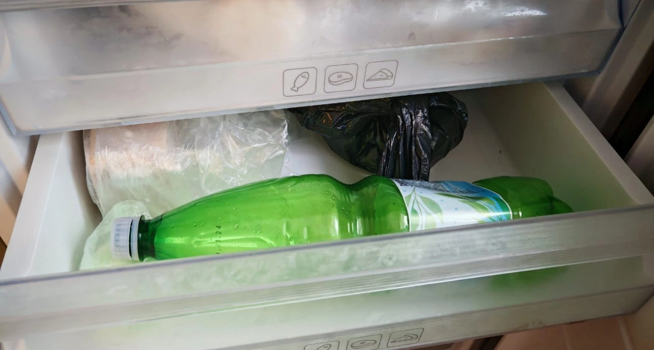 Знают лишь единицы: помещаю бутылку с водой в морозилку и избавляюсь от жары в доме даже в +33