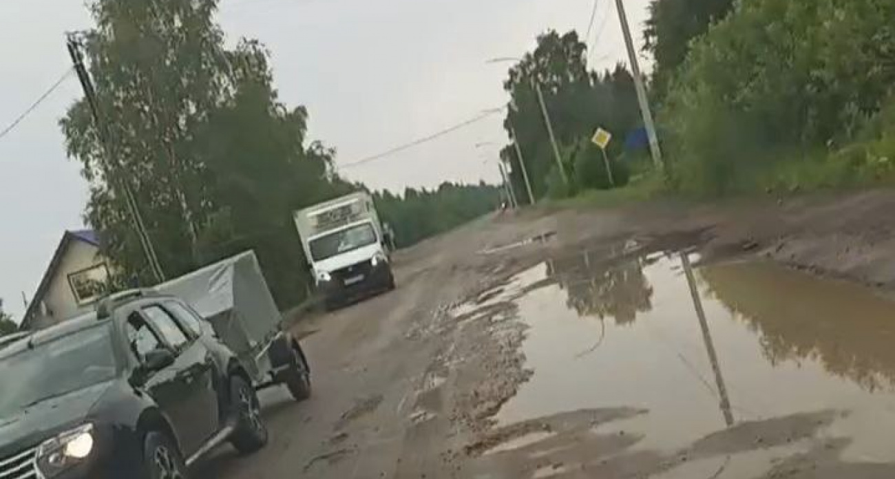 Из-за затянутого ремонта за полмиллиарда рублей пошехонская дорога превратилась в решето: "Едем 10 кило в час"