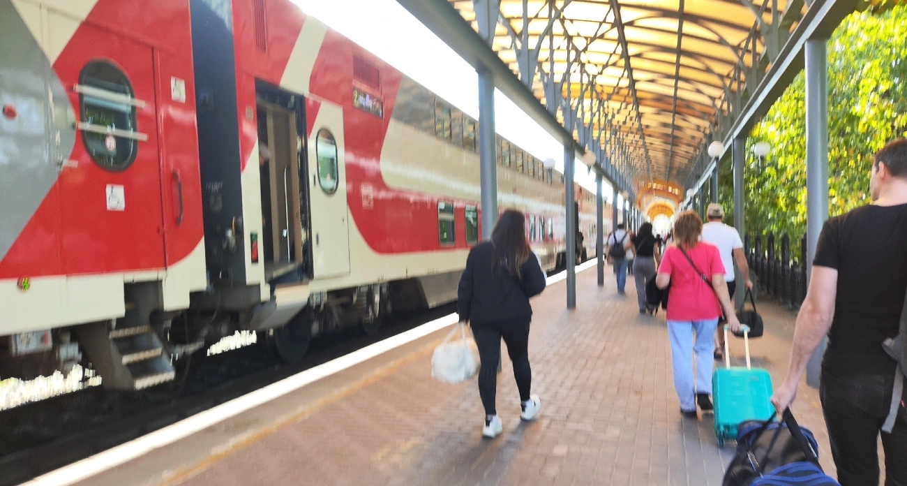 Без предупреждения снимают с рейсов и лишают проезда: за что РЖД высаживает пассажиров из поездов