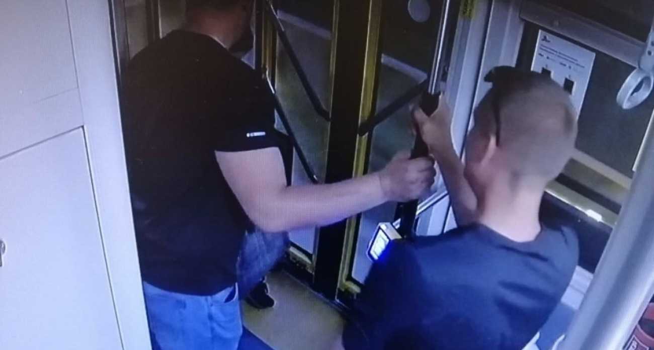 Жители Ярославля украли огнетущитель из автобуса