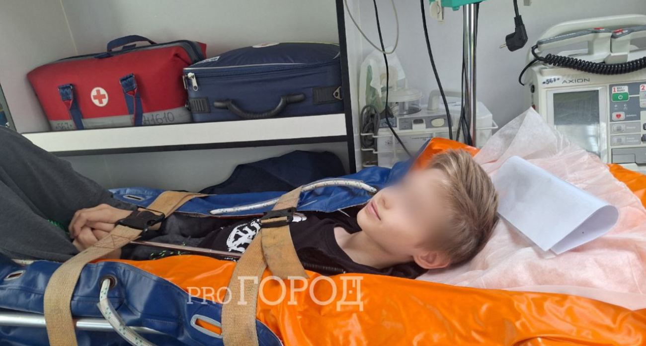 Придавленного столбом мальчика увезли на лечение из Ярославля в Петербург: "Он перестает чувствовать ноги"