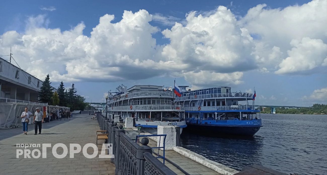 В Ярославле остановился теплоход для богачей с солярием и баром: билеты сюда по 300 тысяч