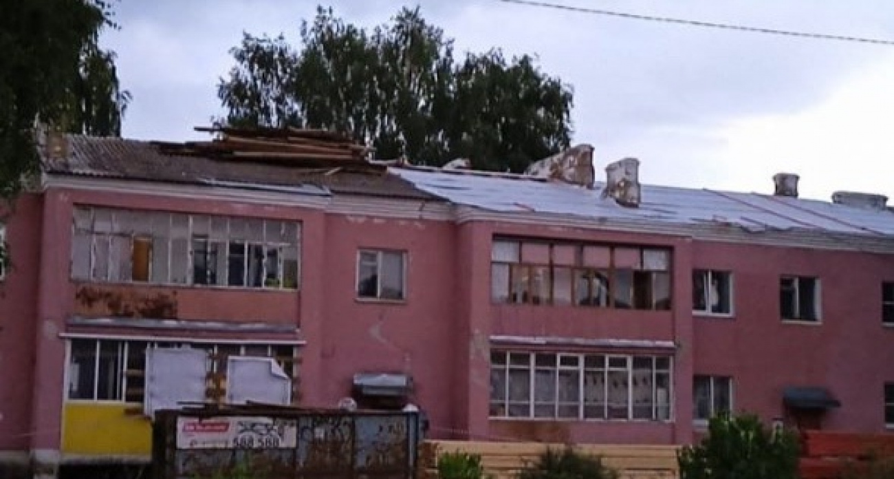 Жителей  поселка под Ярославлем заливает  из-за снесенной ураганом крыши