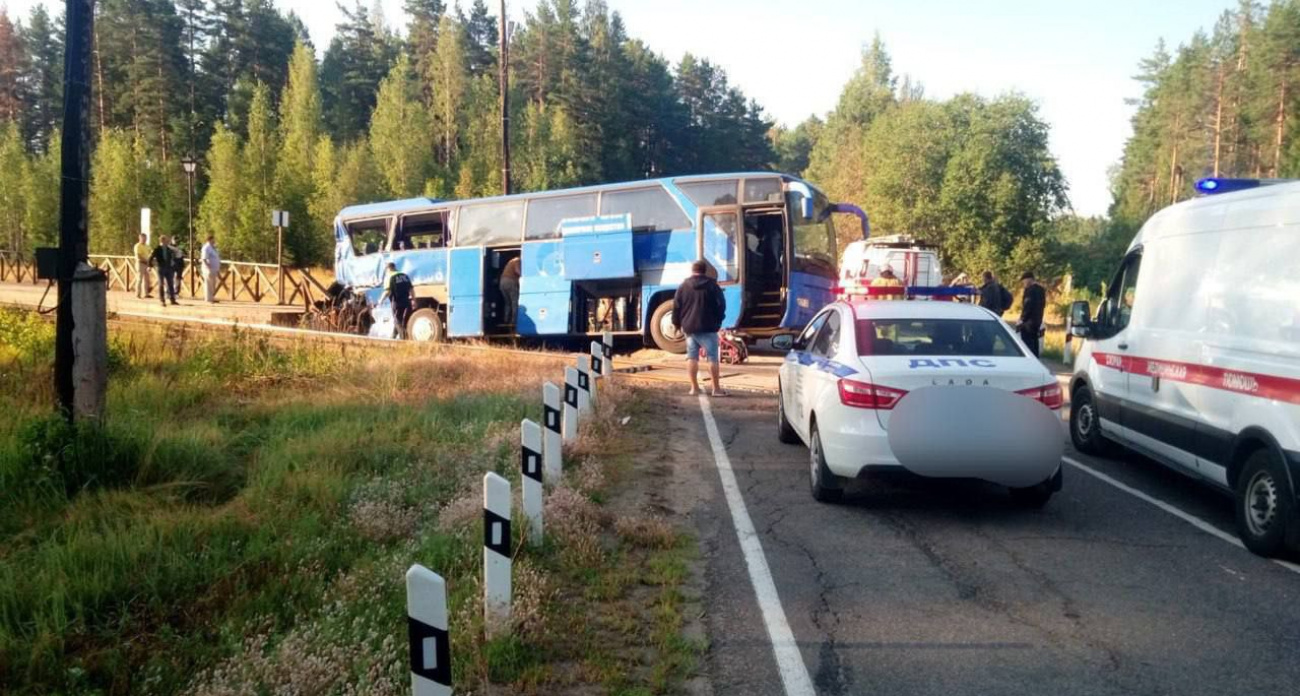 Автобус с ярославскими туристами столкнулся с поездом по пути в Карелию